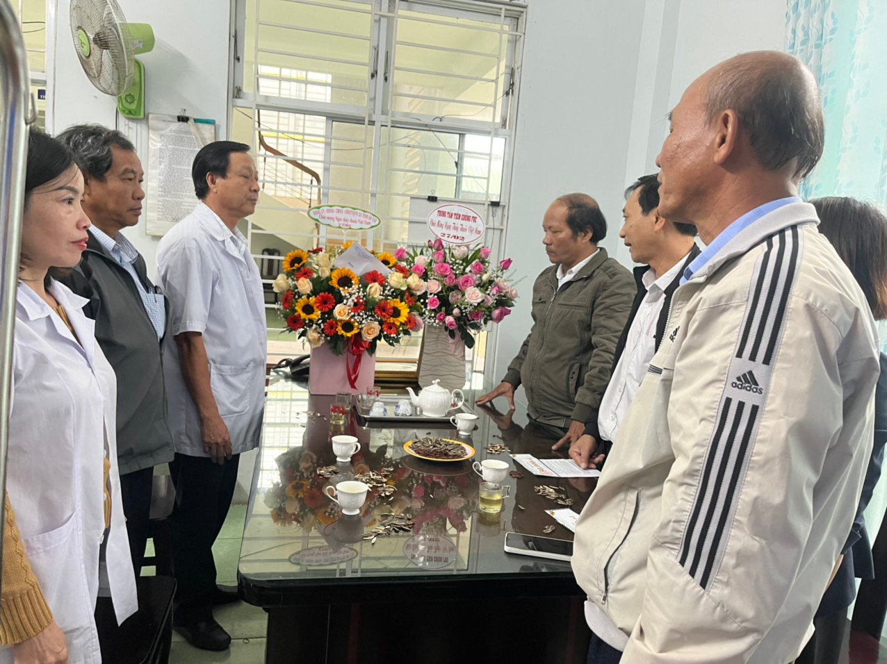 Tổ chức thăm kỷ niệm 68 năm năm ngày thầy thuốc Việt Nam 27/02/1955 - 27/02/2023 tại Trạm y tế xã Tịnh Ấn Tây