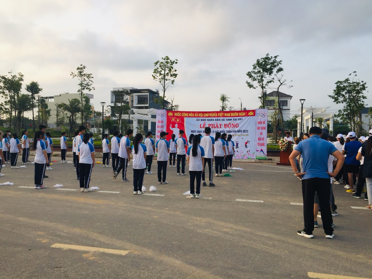 Tịnh Ấn Tây tổ chức lễ phát động Ngày chạy Olympic vì sức khỏe toàn dân năm 2023