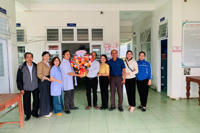 Đảng ủy - HĐND - UBND - UBMTTQVN xã Tịnh Ấn Tây thăm, chúc mừng Trạm y tế xã Tịnh Ấn Tây nhân Kỷ niệm 70 năm ngày Thầy thuốc Việt Nam (27/02/1955 – 27/02/2025)