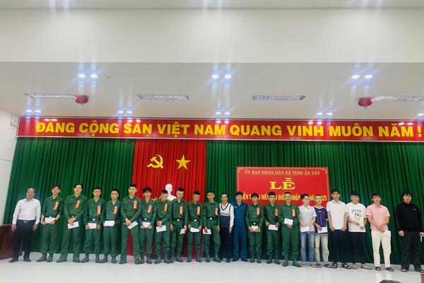XÃ TỊNH ẤN TÂY TỔ CHỨC CHƯƠNG TRÌNH “VINH QUANG ĐƯỢC LÀM NGƯỜI CHIẾN SĨ” VÀ LỄ TIỄN ĐƯA THANH NIÊN LÊN ĐƯỜNG NHẬP NGŨ NĂM 2025